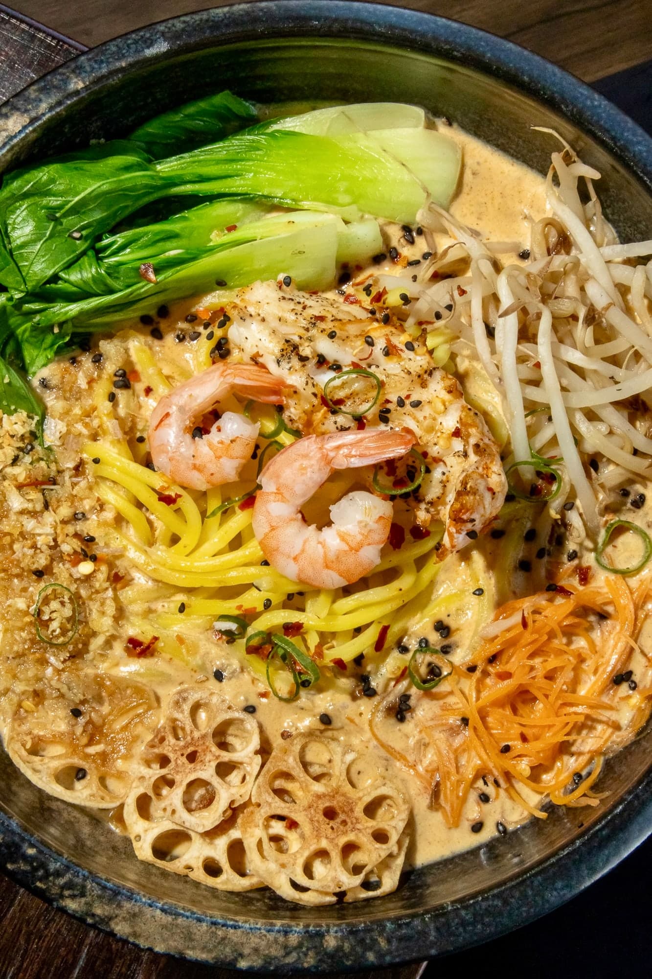 Ramen asiático con camarones, bok choy y raíz de loto de Fu Ma Chi