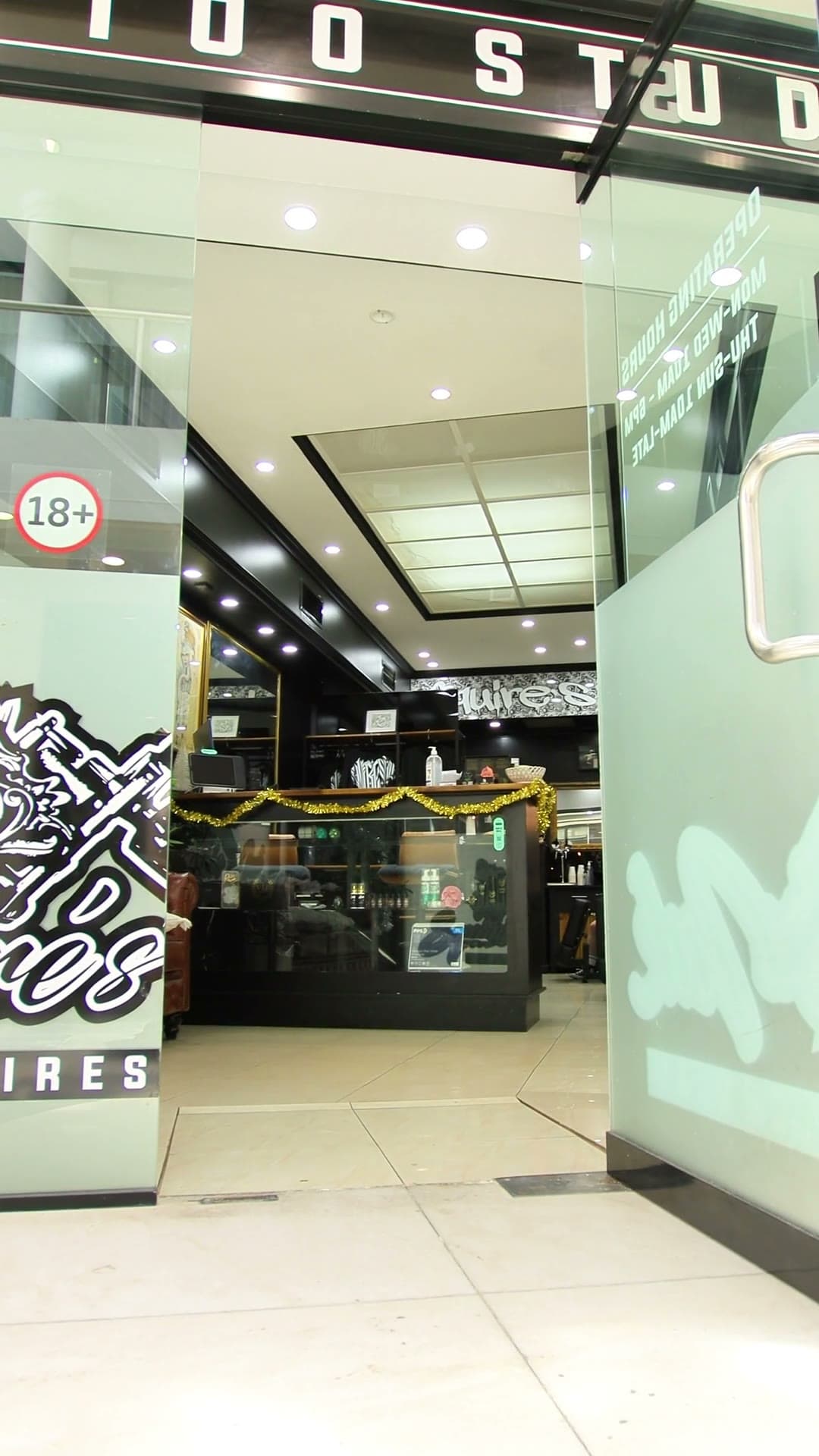 Frame del video del estudio de tatuajes Squires Ink